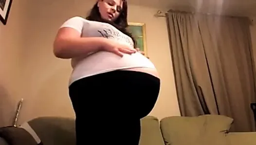 Femme enceinte de triple exhibe son enorme ventre !