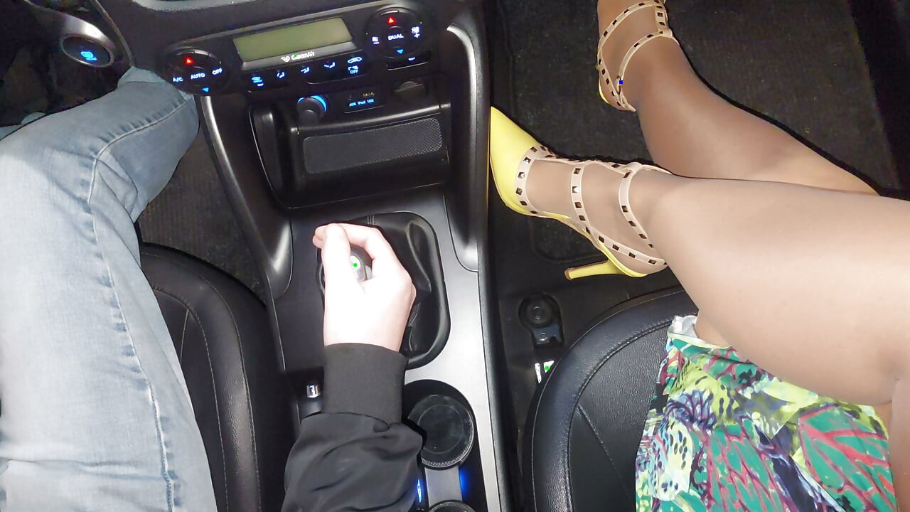Hot MILF teases the taxi driver in the car in the morning