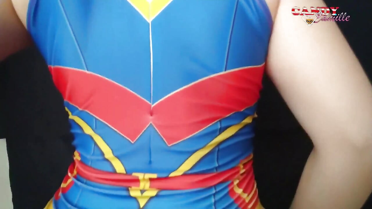 아마추어 캡틴 Marvel 놀랍게도 자지를 빨고 그녀의 쪼이는 보지에 정액으로 끝납니다.