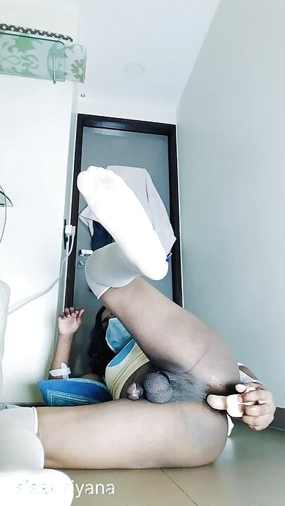 Indijska Riyana žestoko fukira dildo u filmu Sama kod kuće