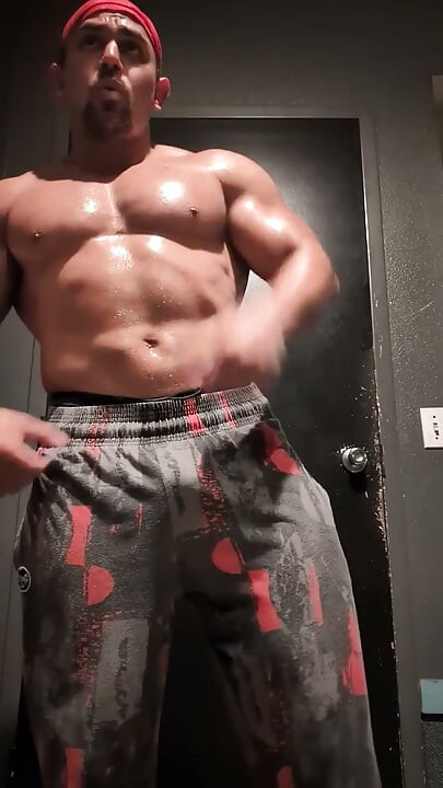 Hot Muscular Bodybuilder Poses and Flexes Naked