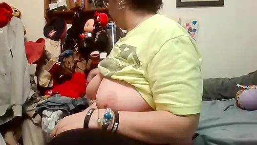 Масляные большие сиськи показывают киску пальцами