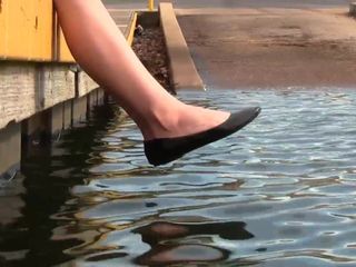 Crystal's zwarte ballerina's, schoenenspel, op blote voeten, modderig