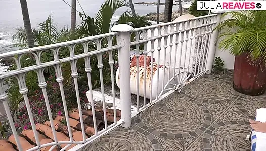 Heißes mädchen bekommt viel sperma im mund, nachdem sie einen riesigen schwanz auf dem bett gelutscht und gefickt hat