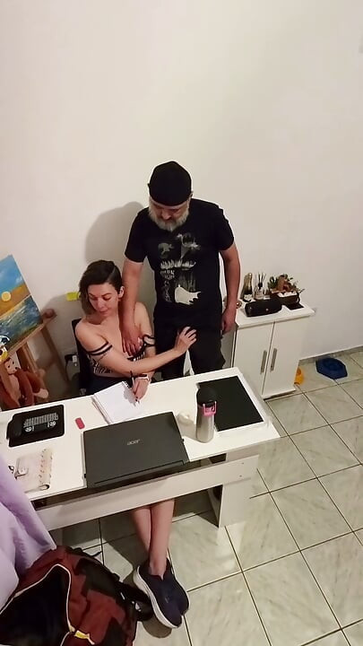 Трахаю свою падчерицу, пока не кончу на неё всю.