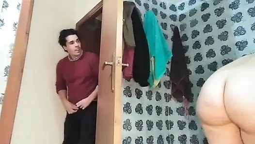 Kakak tiriku di kamar mandi ingin denganku di kamar mandi