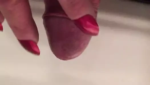 Seksi kırmızı tırnaklar boşalıyor