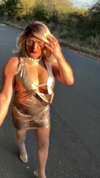 Nezaboravan trenutak iz "Seksi transvestita kellycd2022 u zlatnoj sjajnoj haljini sa životinjskim uzorkom i štiklama od najlonki"
