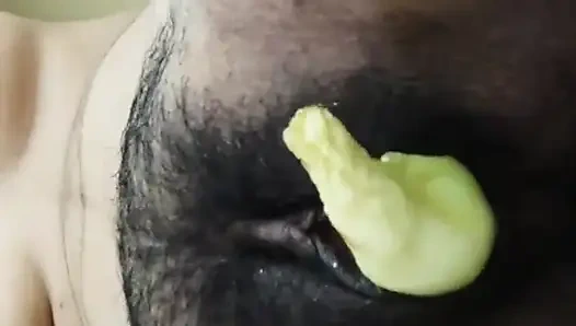 Возбужденная девушка дези мастурбирует дилдо