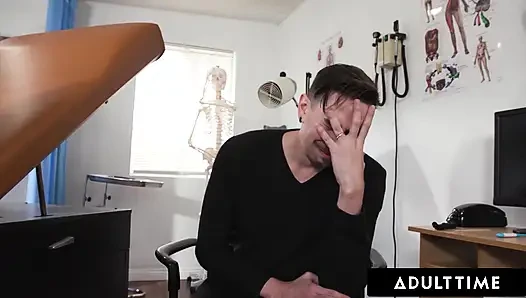 ADULT TIME - Geile Laney Grey stachelt den perversen Frauenarzt an, sie hart zu ficken, während der machtloser Ehemann zuschaut