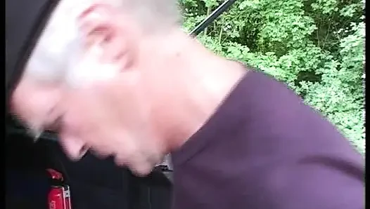 Perfcet, blonde deutsche puppe wird im kofferraum ihres autos im wald gefickt