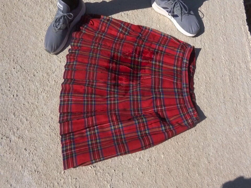 Kencing pada skirt Tartan merah 2