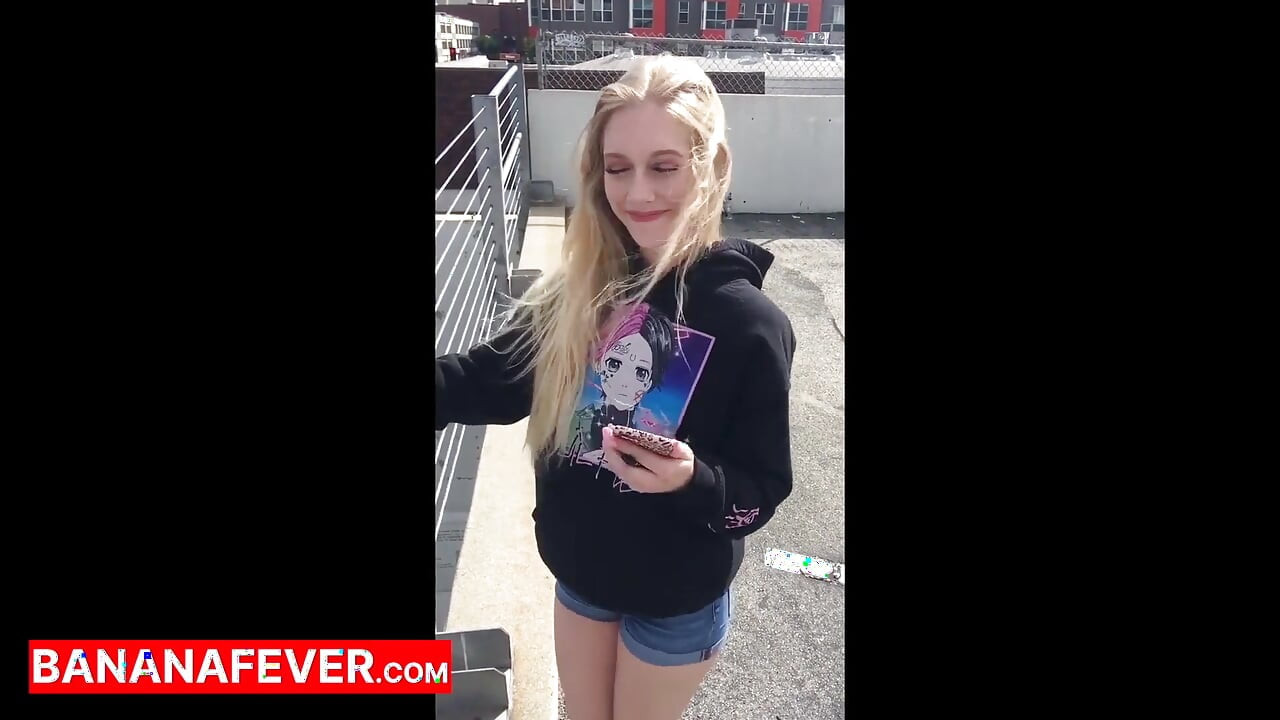 高挑的亚洲男人主宰苍白的金发女郎Emma Starletto - 第一次职业生涯中出, 然后舔干净精液
