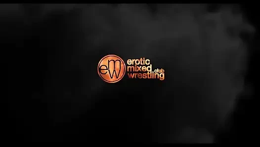 Dominante brünette sitzt auf seinem gesicht