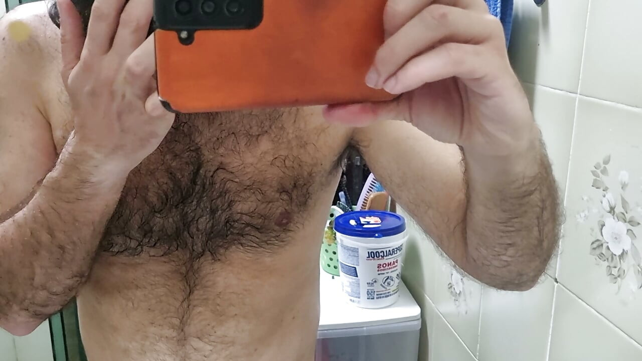 Peludo y sudor tras entrenar, metiendo el dedo anal y oliendo y lamiendo