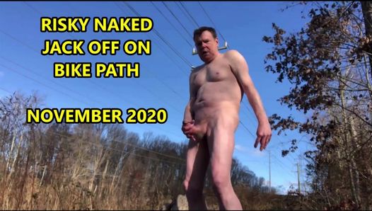 Jerkoff público arriesgado desnudo en el carril bici noviembre de 2020
