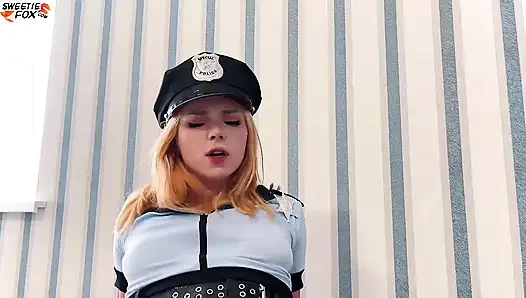 Gadis seksi ini ngasih kejutan dan dudukin wajahku dengan setelan polisi