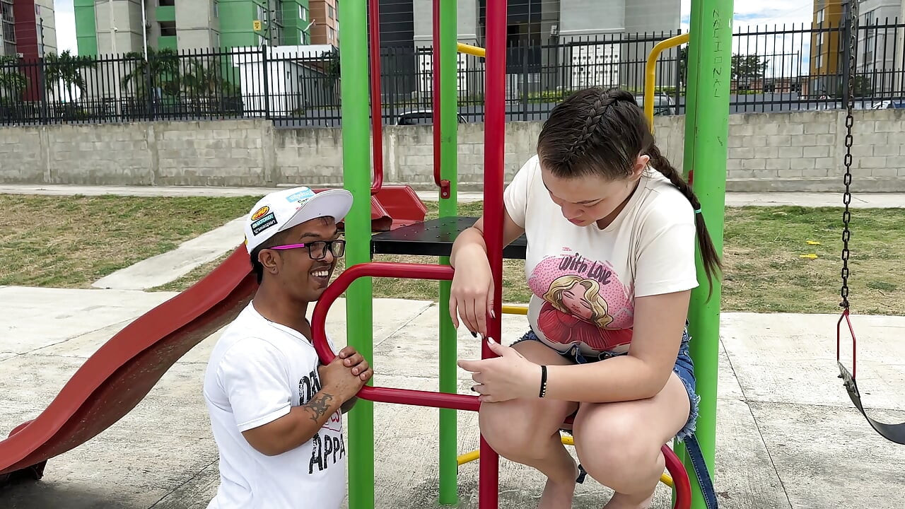 Jebem svoju vruću Latino djevojku u kući njezinih očuha, stižu neočekivano, a ja se skrivam u njenom ormaru