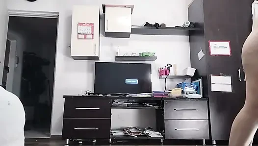 Жена Развлекается Примеряя Одежду И Разрезая Ее В Любительском Видео