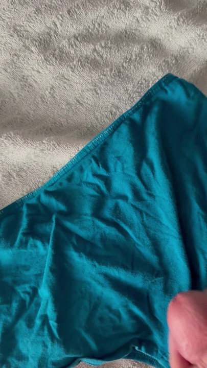 射在妻子的内裤上 3