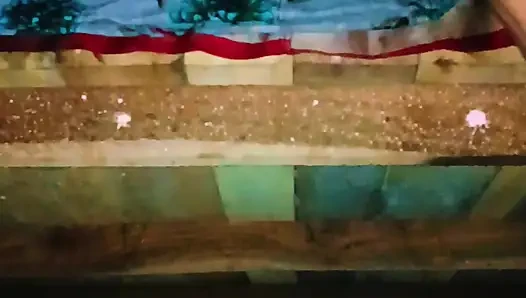 Sister-in-law's bad fucking and spreading both her legs, put the whole penis and took out the piss from the pussy.
