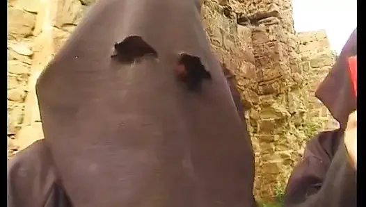 Rothaarige mädchen in ritualer orgie geknallt