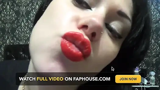 Cium aku sayang! Fetish lipstik merah dan bibir besar yang seksi