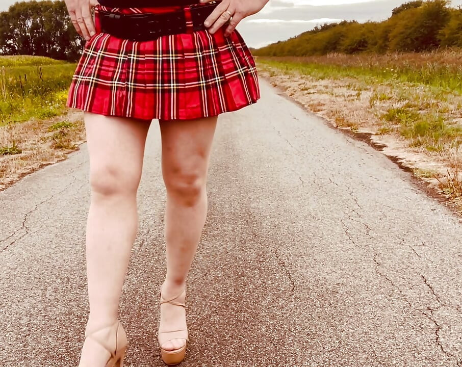A crossdresser férj a hosszú munkanap után vidékre vonul.