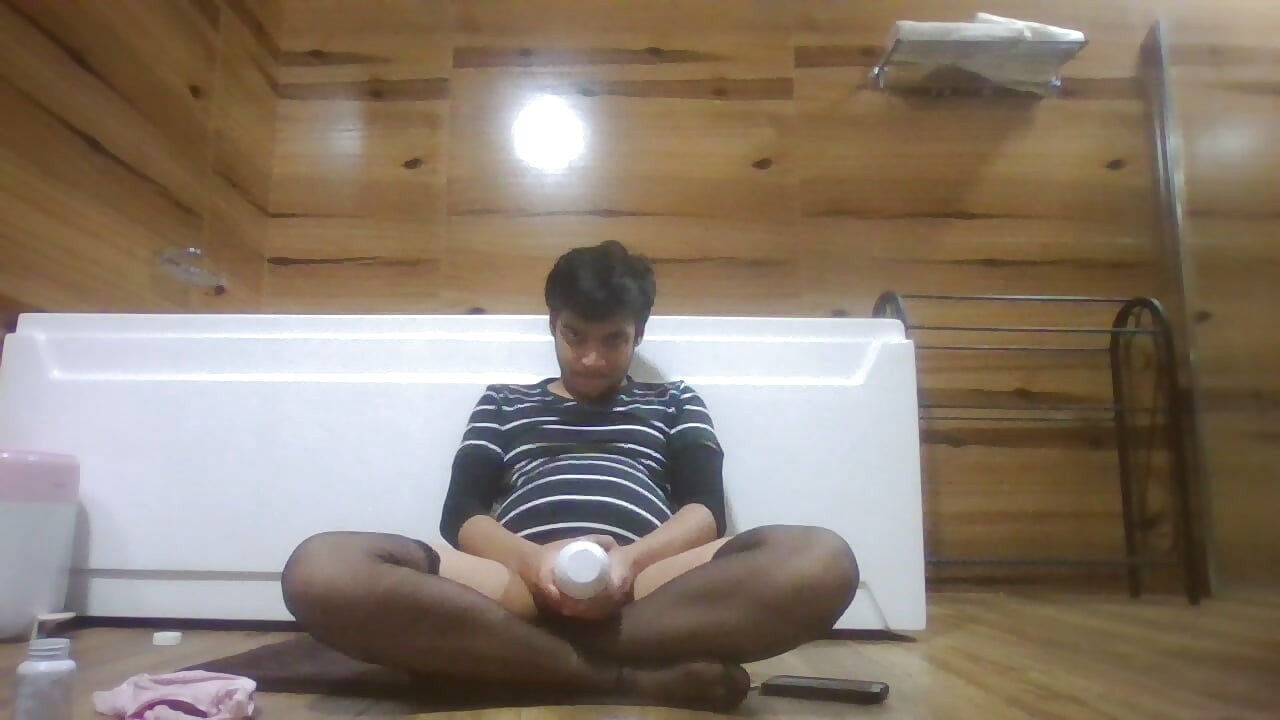 Pentihoj pahni seksi bahin pket choot ke saath khelti hai jabki aadhi nagn hai aur apne phon par porn dekh rahi hai