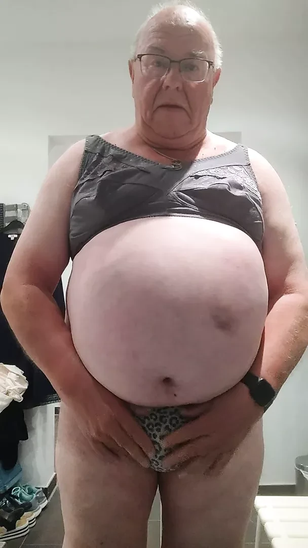 Mogli in mutande e reggiseno
