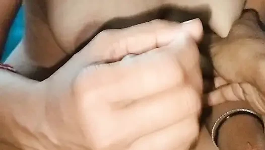 Kakak ipar tetangga menumpahkan air mani di mulutnya