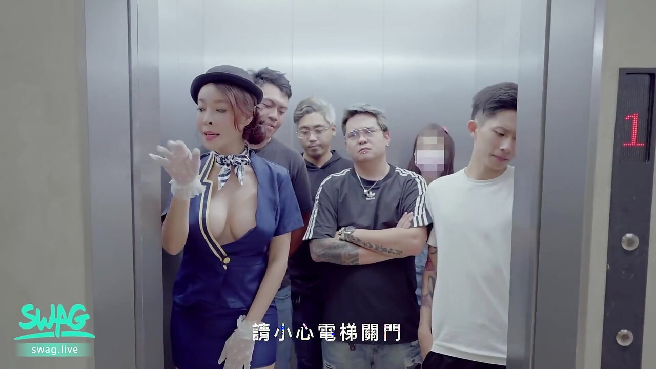 Tome todo: follar y correrse en las chicas del ascensor