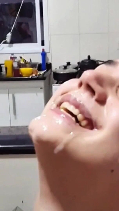 मैंने उस युवा लड़की की चूत में जोरदार मुक्का मारा जो उसके मुंह में वीर्य डाल रही थी! । क्लिप 2