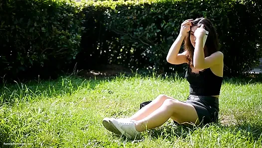 Arina raucht 120mm Zigaretten im freien