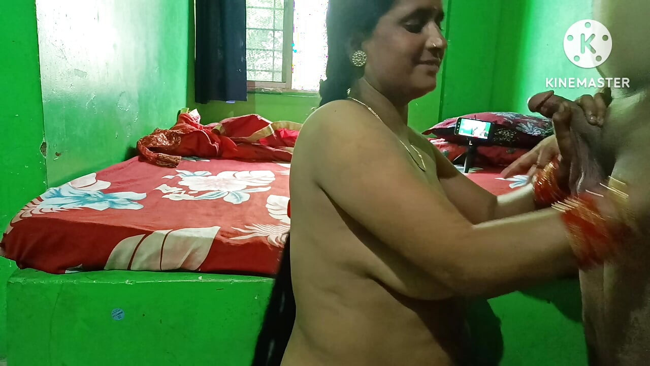 Um namorado olhando para sua namorada hardcore lambendo lambendo vídeos de beijos
