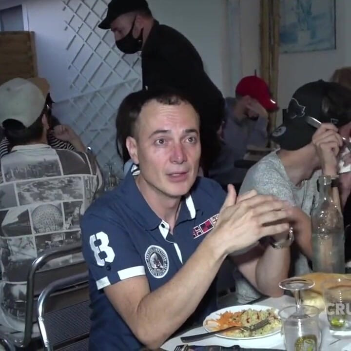 Hetero garoto fodendo um gay no restaurante