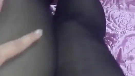 Porno kız külotlu çorapla mastürbasyon yapıyor ve bakış açısıyla inliyor