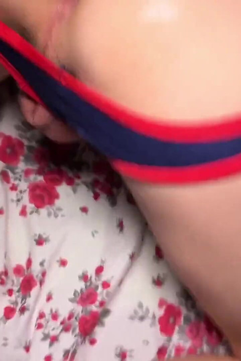 Big Dick Daddy e Two Guys fodiram o cara com força e gozada no rosto