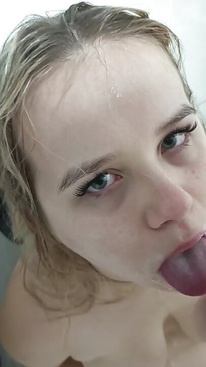 Blonda sexy se înclorește la duș