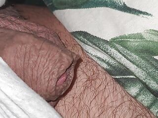 Macocha w skórzanych dżinsach siedząca w łóżku z nagim pasierbem bez prezerwatywy