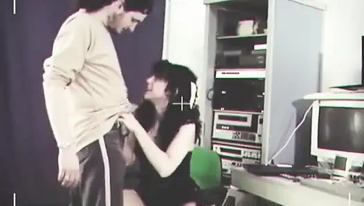 Винтажный анальный секс с горячей кудрявой брюнеткой Liza