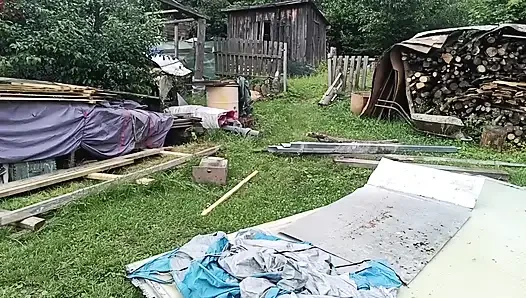 Bahçede çıplak: havuzda kirli kovalayış