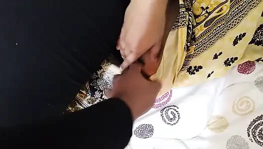 Indische heiße und schmutzige Depali-tante fickt mit Workboy in einem hotelzimmer