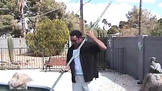 Bebek gibi kız havuz başında açık havada eyleme bayılıyor