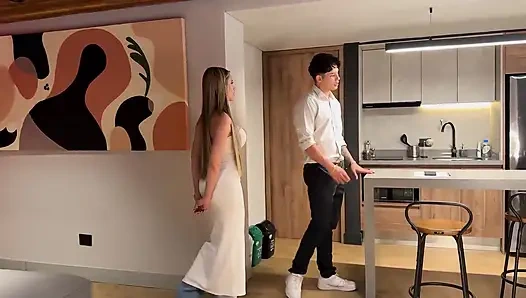 Busty Emlakçı Müşterisini Ona İyi Bir Horoz Oral Seks Vererek Satın Almaya İkna Ediyor