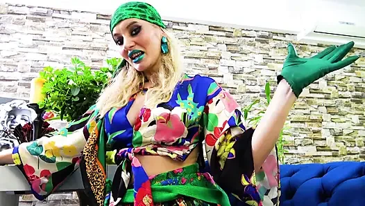 Kiss Poison Ivy'nin yeşil dudaklarını öp