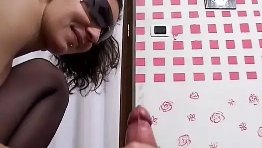 Güneş gözlüklü amatör esmer orta yaşlı seksi kadın sikiliyor ve filme alıyor