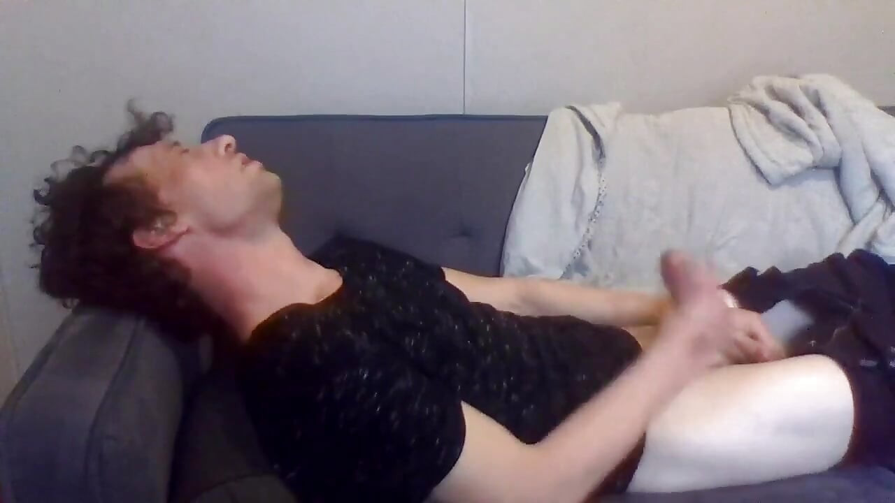 Caresse ta bite pendant que je te fesse, afin que je puisse te remplir le trou du devant pendant que je te fais le pouce en levrette