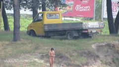 Ola går ensam naken på en offentlig strand (voyeur -version)