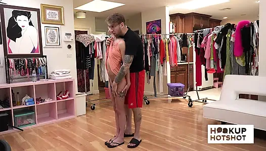 Bts - si imut chloe temple pamer toketnya di belakang panggung!